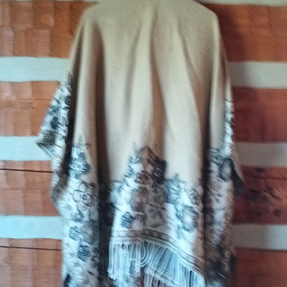 NEW Chico's reversible fringed. Poncho one size neutral floral pattern gray tan - Picture 5 of 12